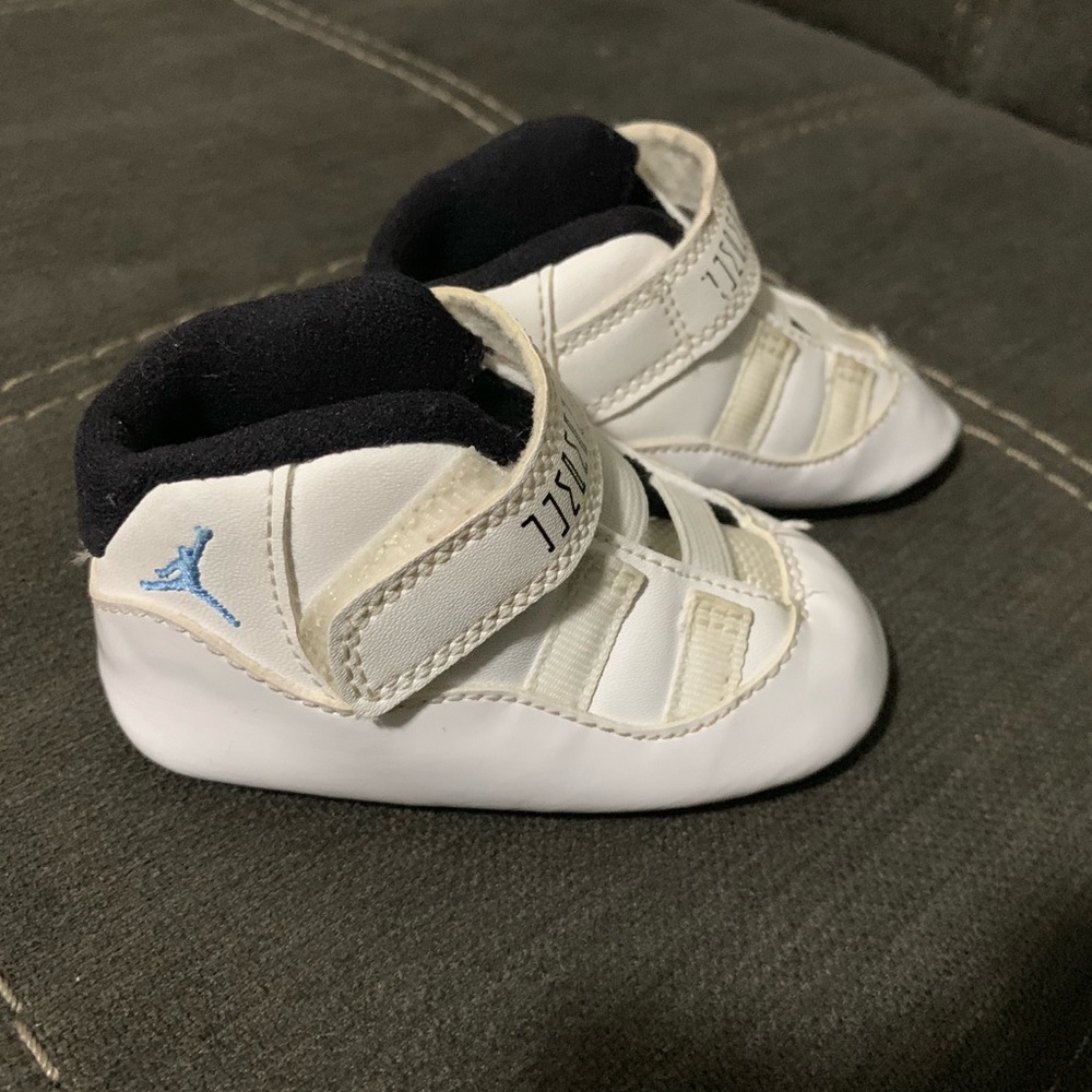 🛑SOLD🛑 Kids Retro Jordans in Legend Blue